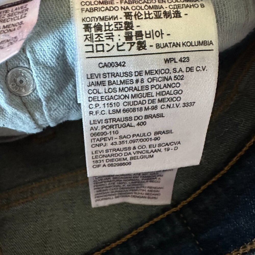 SOLD Levi's Men's 505 Regular Fit Denim Jeans - Barely Worn, Medium Wash - Picture 7 of 12